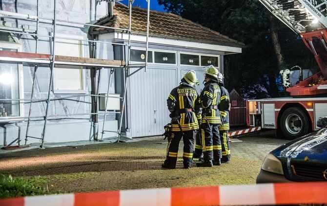 Betrunkener fährt gegen Gerüst - Feuerwehr im Einsatz - Bild 23_22