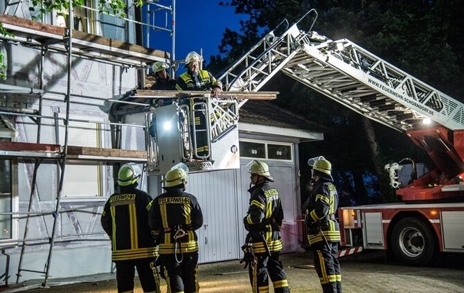 Betrunkener fährt gegen Gerüst - Feuerwehr im Einsatz - Bild 24_23