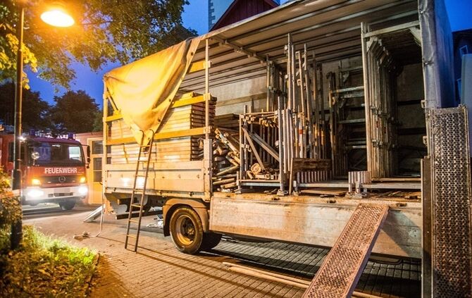 Betrunkener fährt gegen Gerüst - Feuerwehr im Einsatz - Bild 25_24
