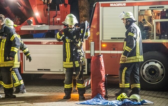 Betrunkener fährt gegen Gerüst - Feuerwehr im Einsatz - Bild 27_26