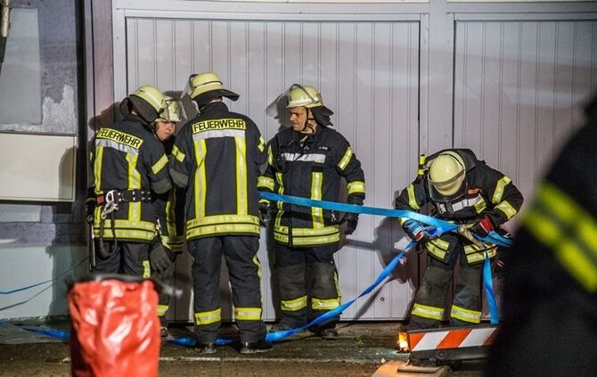 Betrunkener fährt gegen Gerüst - Feuerwehr im Einsatz - Bild 28_27