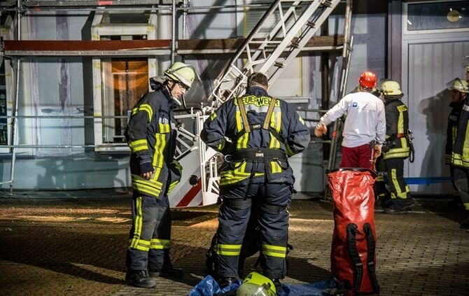Betrunkener fährt gegen Gerüst - Feuerwehr im Einsatz - Bild 29_28