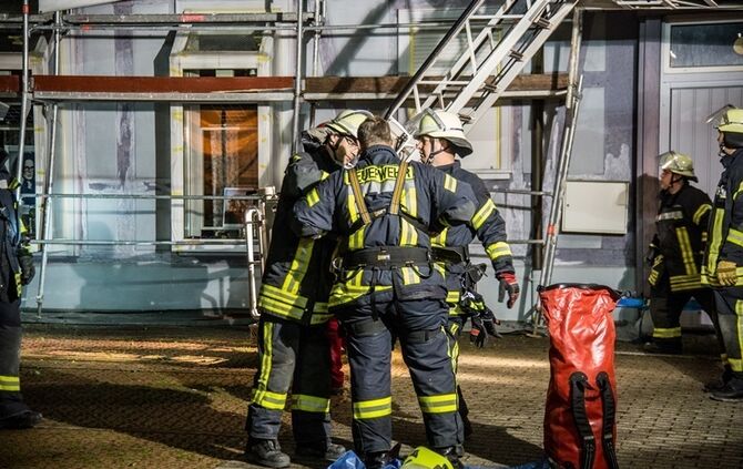 Betrunkener fährt gegen Gerüst - Feuerwehr im Einsatz - Bild 30_29