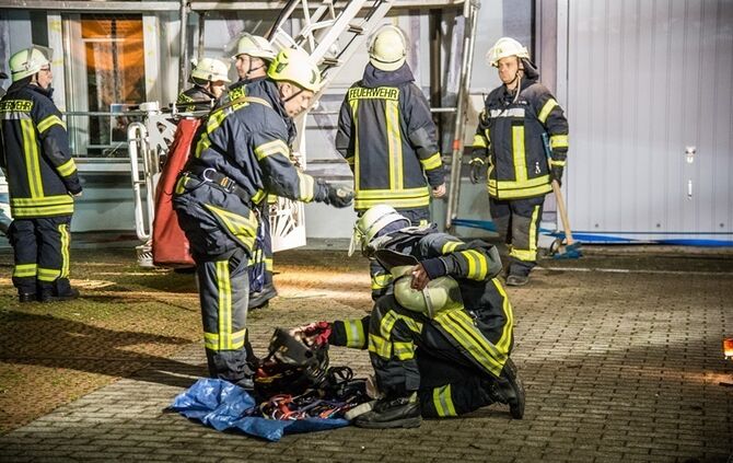 Betrunkener fährt gegen Gerüst - Feuerwehr im Einsatz - Bild 31_30