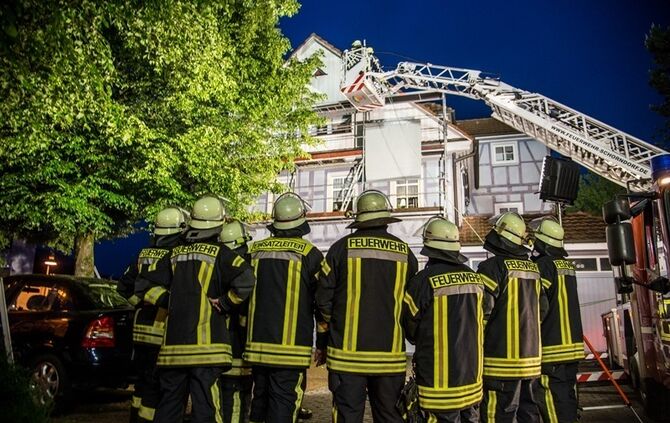 Betrunkener fährt gegen Gerüst - Feuerwehr im Einsatz - Bild 32_31