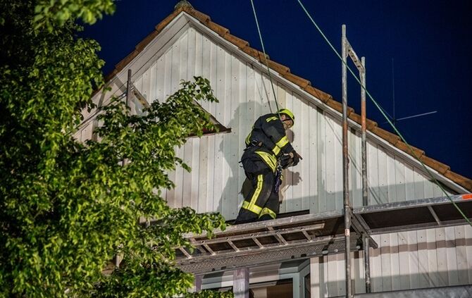 Betrunkener fährt gegen Gerüst - Feuerwehr im Einsatz - Bild 33_32