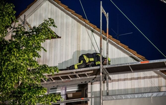 Betrunkener fährt gegen Gerüst - Feuerwehr im Einsatz - Bild 34_33