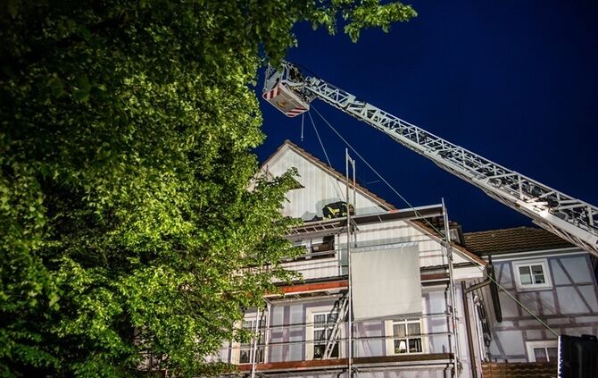 Betrunkener fährt gegen Gerüst - Feuerwehr im Einsatz - Bild 35_34