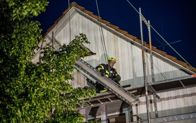 Betrunkener fährt gegen Gerüst - Feuerwehr im Einsatz - Bild 36_35