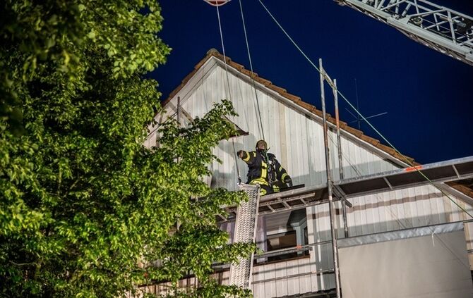 Betrunkener fährt gegen Gerüst - Feuerwehr im Einsatz - Bild 37_36