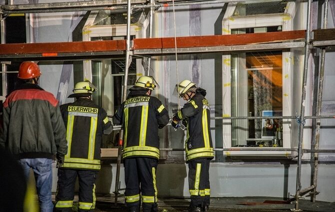 Betrunkener fährt gegen Gerüst - Feuerwehr im Einsatz - Bild 38_37