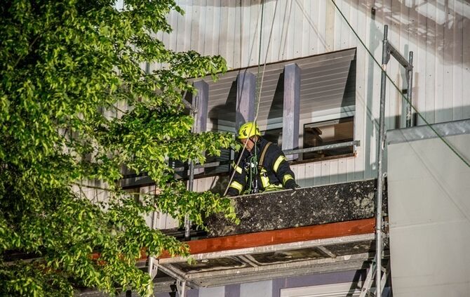 Betrunkener fährt gegen Gerüst - Feuerwehr im Einsatz - Bild 40_39