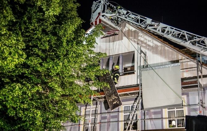 Betrunkener fährt gegen Gerüst - Feuerwehr im Einsatz - Bild 41_40