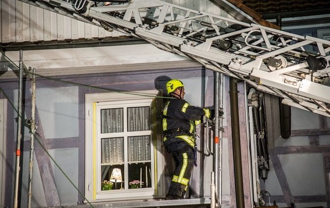 Betrunkener fährt gegen Gerüst - Feuerwehr im Einsatz - Bild 42_41