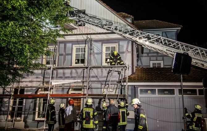 Betrunkener fährt gegen Gerüst - Feuerwehr im Einsatz - Bild 43_42
