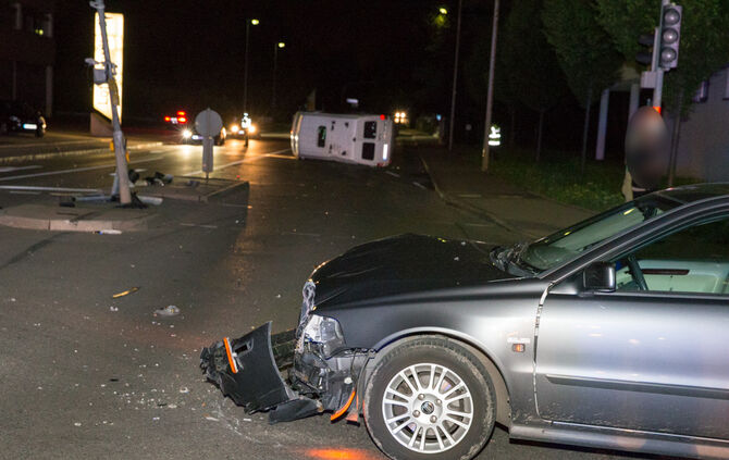 Volvo nimmt Wohnmobil die Vorfahrt - Bild 01_0