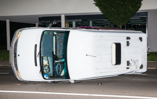 Volvo nimmt Wohnmobil die Vorfahrt - Bild 12_11