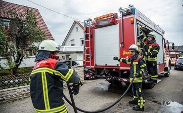 Laubverbrennung geht schief - Baum in Brand  - Bild 08_0