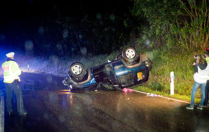 Jeep landet auf dem Dach - Bild 04_0