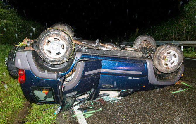 Jeep landet auf dem Dach - Bild 06_1