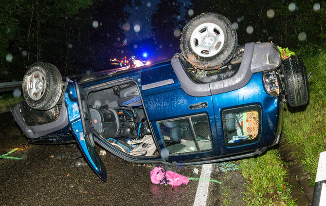 Jeep landet auf dem Dach - Bild 02_2