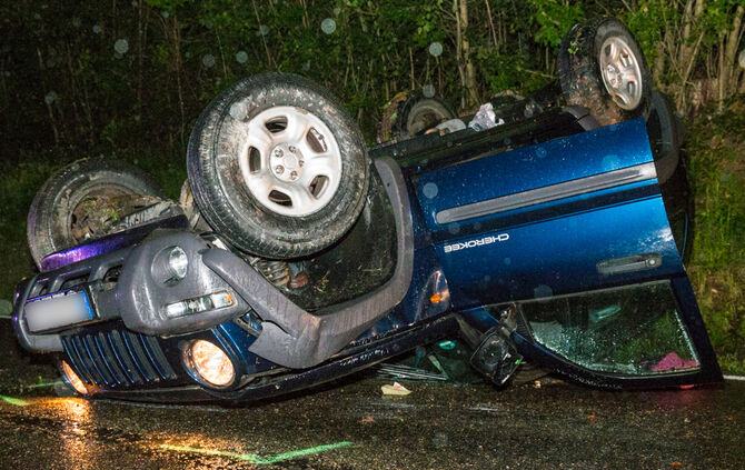 Jeep landet auf dem Dach - Bild 05_3