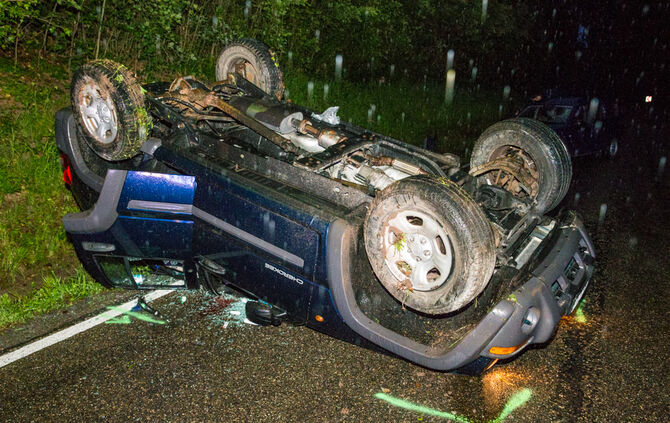 Jeep landet auf dem Dach - Bild 01_4