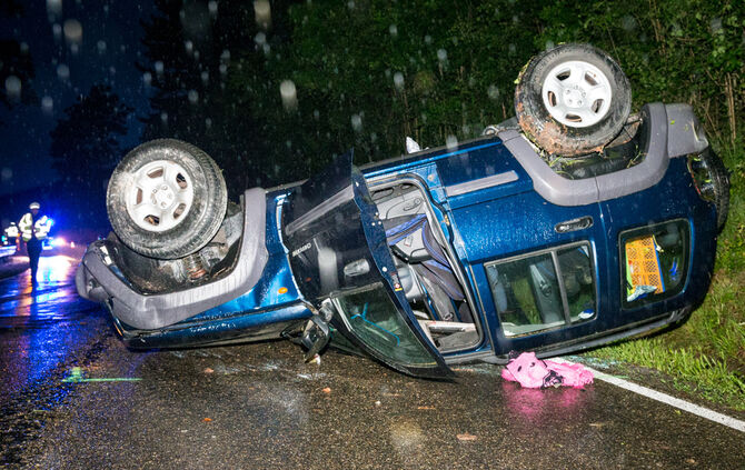 Jeep landet auf dem Dach - Bild 03_5