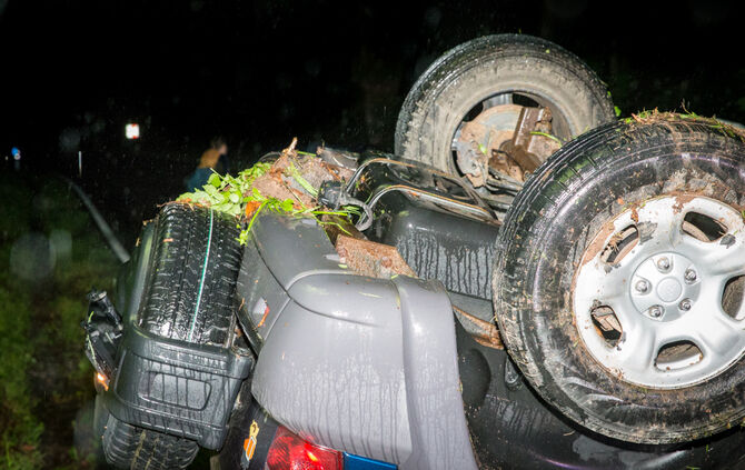 Jeep landet auf dem Dach - Bild 07_6