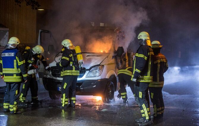 Gärtnerei-Kleinlaster am Bauhof in Vollbrand - Bild 01_1