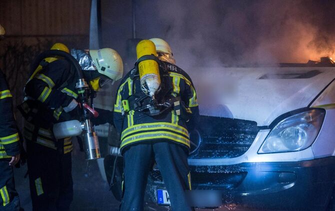 Gärtnerei-Kleinlaster am Bauhof in Vollbrand - Bild 02_2