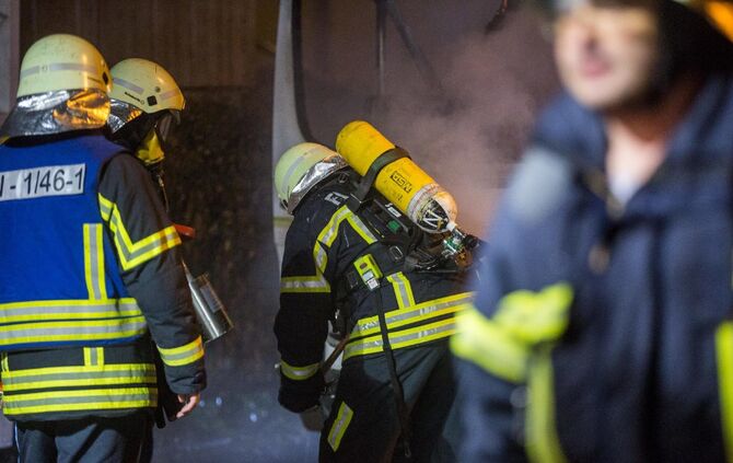 Gärtnerei-Kleinlaster am Bauhof in Vollbrand - Bild 05_4