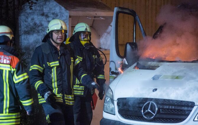 Gärtnerei-Kleinlaster am Bauhof in Vollbrand - Bild 08_6
