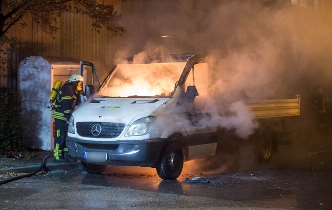 Gärtnerei-Kleinlaster am Bauhof in Vollbrand - Bild 10_8