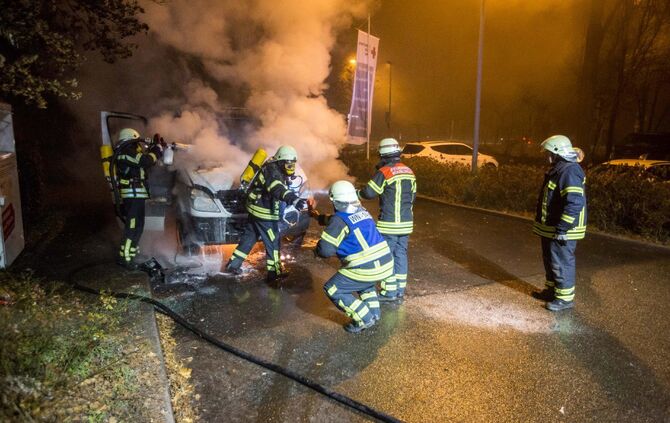 Gärtnerei-Kleinlaster am Bauhof in Vollbrand - Bild 11_9