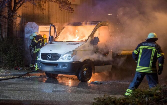 Gärtnerei-Kleinlaster am Bauhof in Vollbrand - Bild 14_12