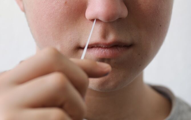 Kopie von Schnelltest Sars-CoV-2 Rapid Antigen Test schüler jugendlicher symbol symbolbild symbolfoto