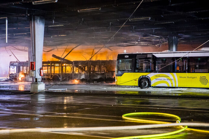 SSB Busdepot in Flammen, Ulmer Str, Stuttgart-Gaisburg, 30.09.2021.