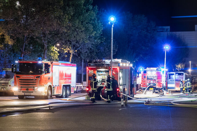 SSB Busdepot in Flammen, Ulmer Str, Stuttgart-Gaisburg, 30.09.2021.