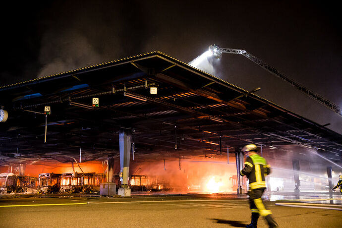 SSB Busdepot in Flammen, Ulmer Str, Stuttgart-Gaisburg, 30.09.2021.