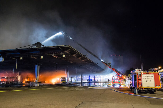 SSB Busdepot in Flammen, Ulmer Str, Stuttgart-Gaisburg, 30.09.2021.