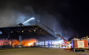 SSB Busdepot in Flammen, Ulmer Str, Stuttgart-Gaisburg, 30.09.2021.