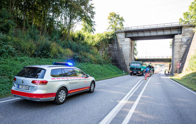 Tieflader mit Bagger an Bahnbrücke hängengeblieben - Bild 41_2