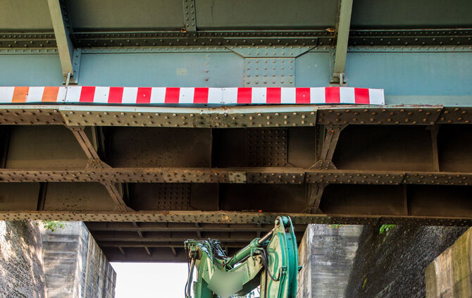 Tieflader mit Bagger an Bahnbrücke hängengeblieben - Bild 40_3