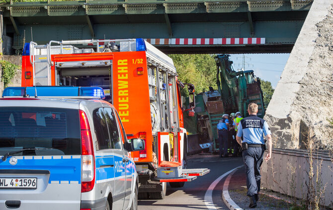 Tieflader mit Bagger an Bahnbrücke hängengeblieben - Bild 38_5