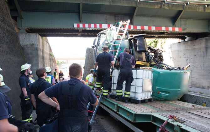 Tieflader mit Bagger an Bahnbrücke hängengeblieben - Bild 34_10