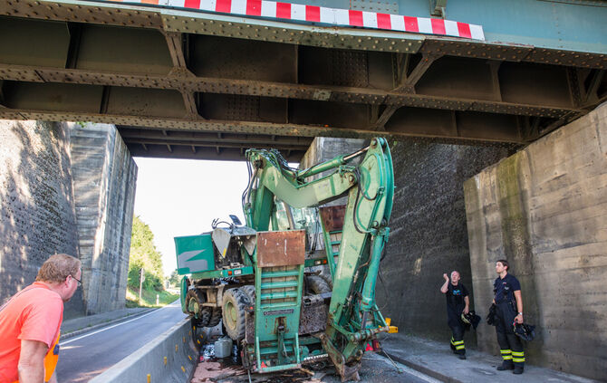 Tieflader mit Bagger an Bahnbrücke hängengeblieben - Bild 28_16