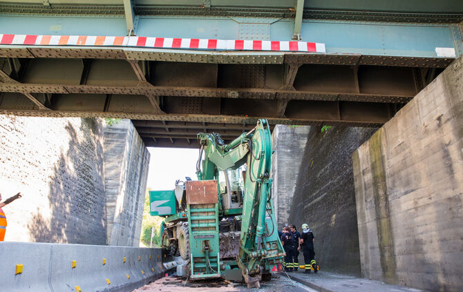 Tieflader mit Bagger an Bahnbrücke hängengeblieben - Bild 27_17