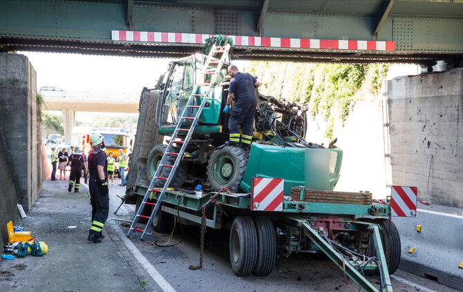 Tieflader mit Bagger an Bahnbrücke hängengeblieben - Bild 26_18