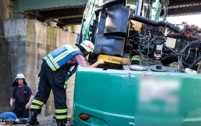 Tieflader mit Bagger an Bahnbrücke hängengeblieben - Bild 23_21